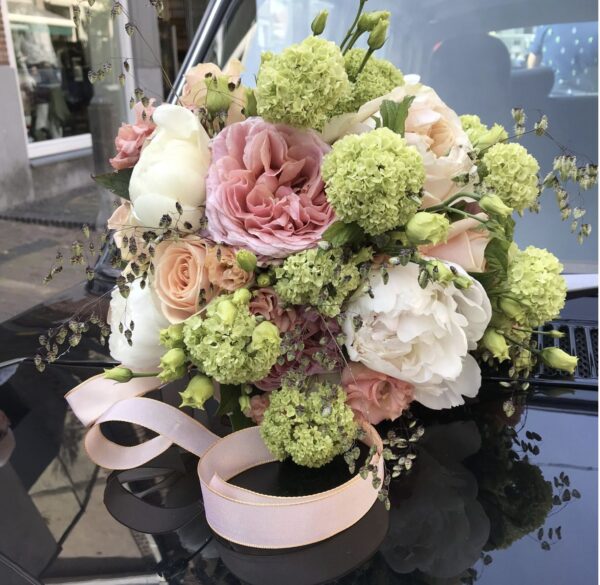 trouwboeket auto baars bloembinders